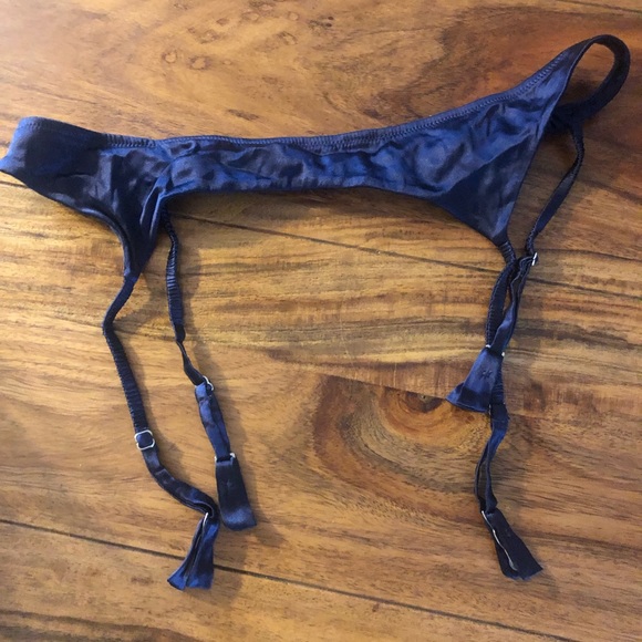 ⭐️❄️Sale item❄️⭐️Victoria’s Secret (3 garter belt in set) all different sizes - Picture 4 of 8